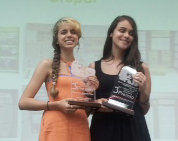 Laura García y Claudia Hernández recibiendo el Pemio Tercer Lugar a nivel Reginal Celebrado en la Universidad del Este en Carolina.